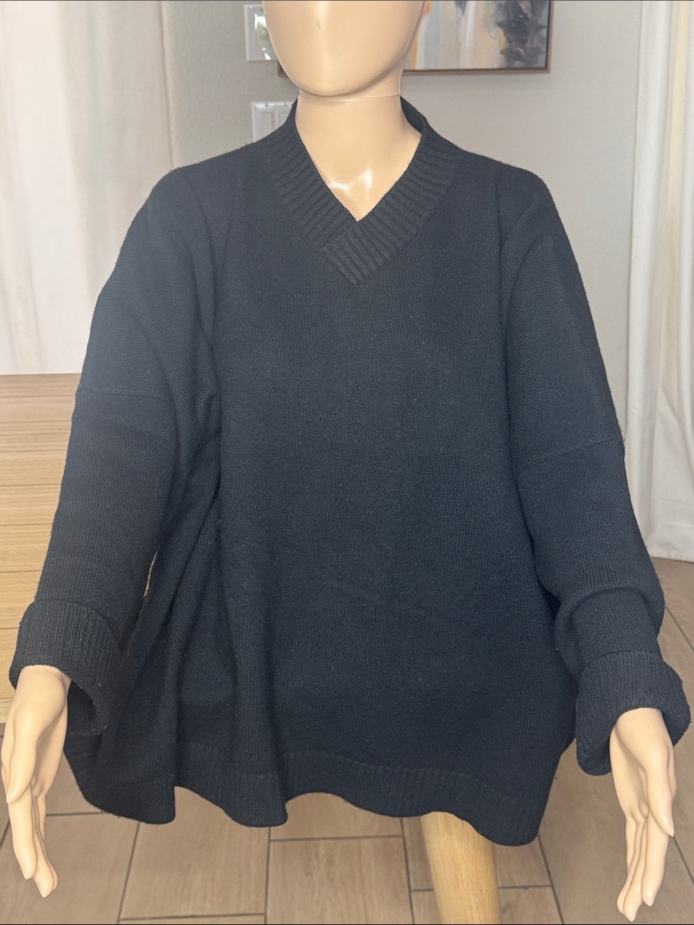 Three Bags Full, 100% Cashmere, Made in Scotland Black V-Neck, Oversized/Box Fit